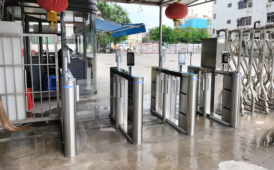  深圳工廠(chǎng)大門(mén)口室外擺閘機(jī)案例
