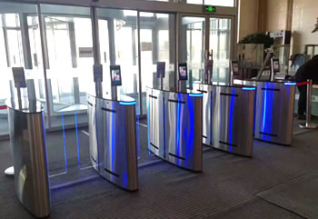 人臉識別測溫智能閘機(jī)的功能