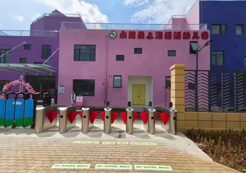 學(xué)校門口人臉識(shí)別閘機(jī)