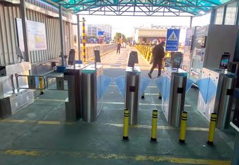 智慧小區(qū)人臉識別通道閘機系統(tǒng)_閘機廠家